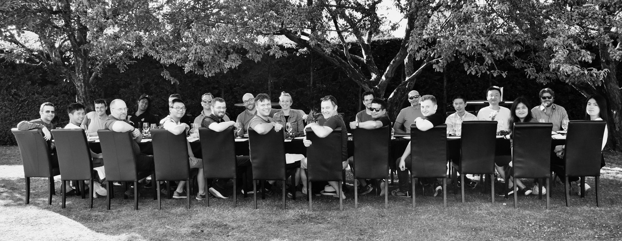 SECTION6 PEOPLE AT LUNCH